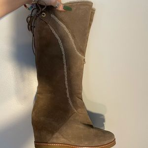 Brown suede heeled boots 🤎